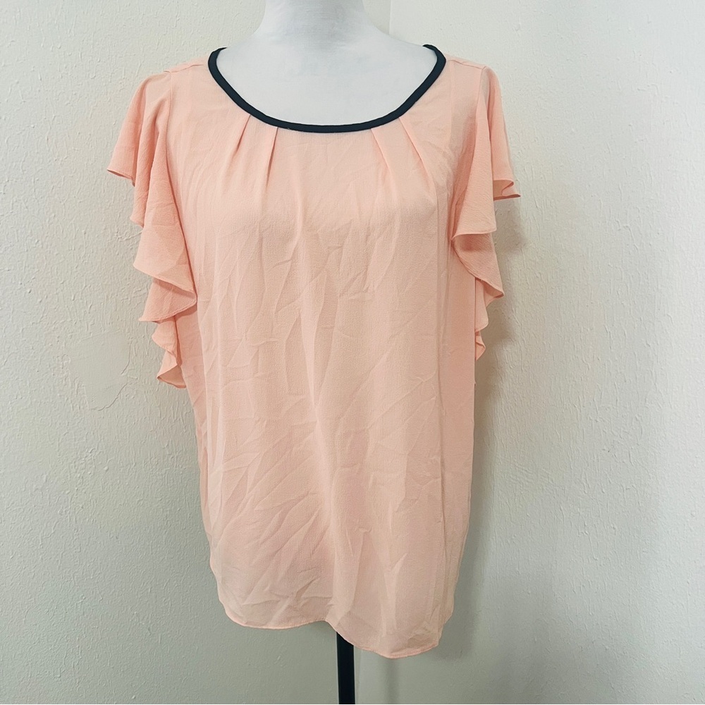 Elle Women’s XL Peach Blush Blouse with Black Trim and Short Ruffle Sleeves EUC